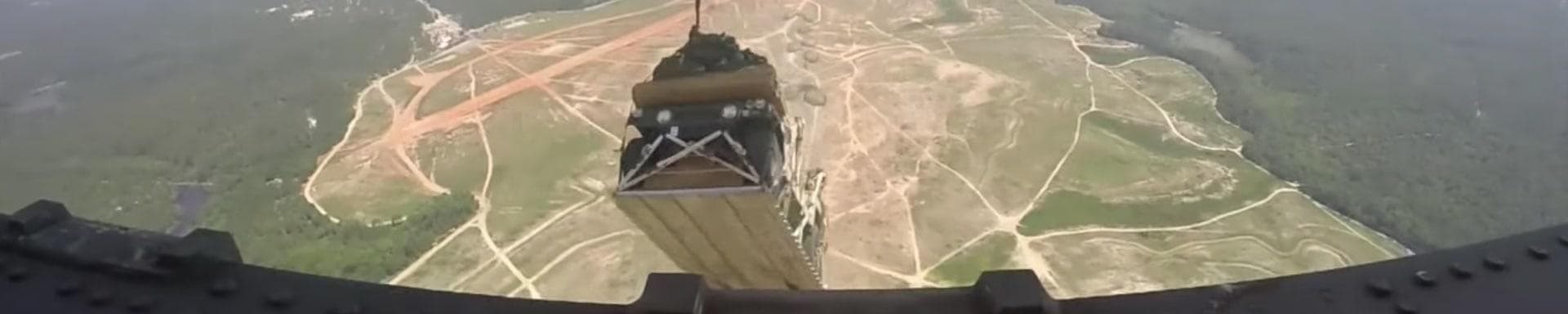 Exercito americano entregando jipes Humvee de paraquedas