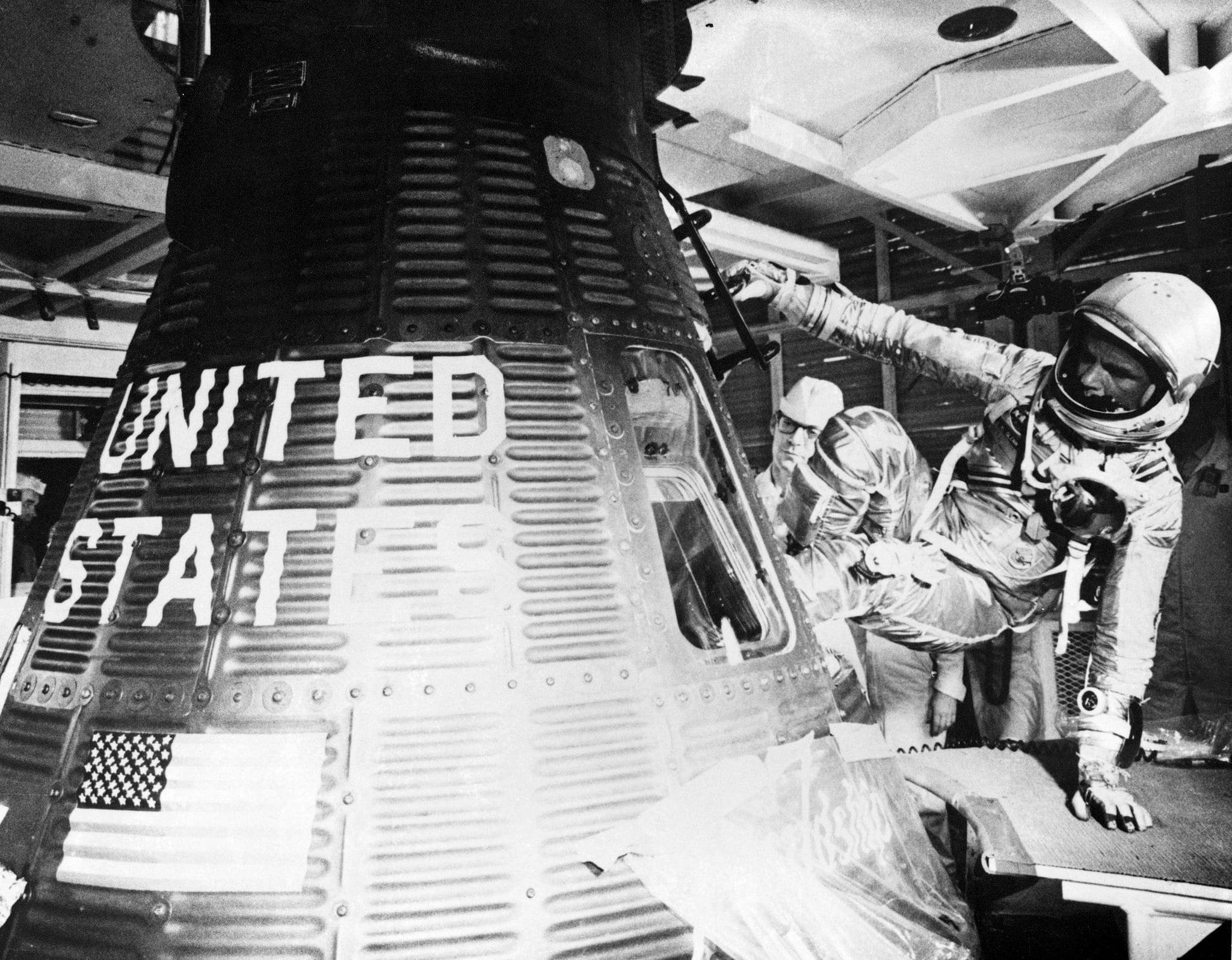 Astronauta John Glenn entrando na nave Mercury Friendship 7 durante o pré-lançamento
