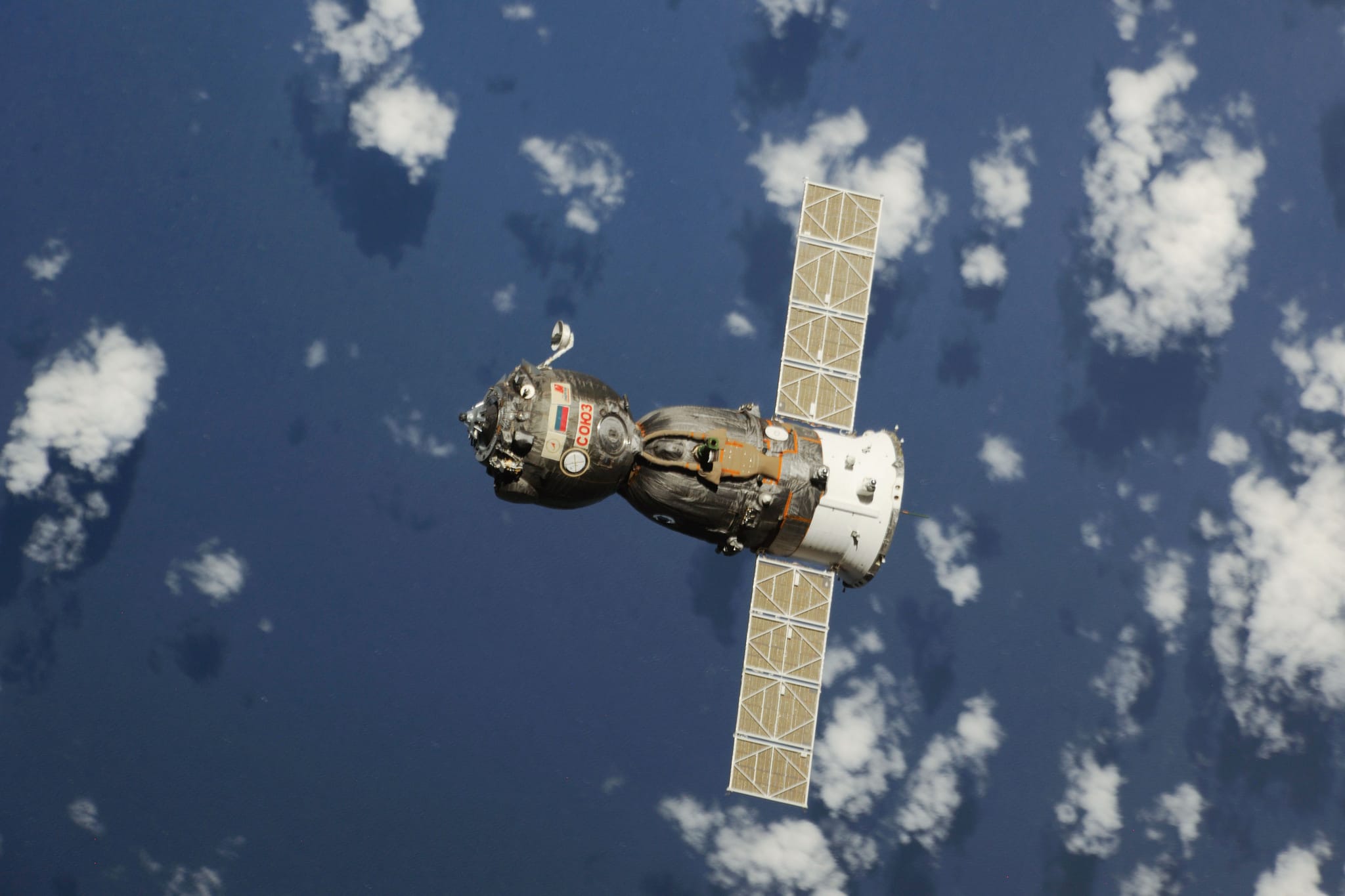 Nave Soyuz TMA-08M logo após se desconectar da estação espacial internacional em setembro de 2013