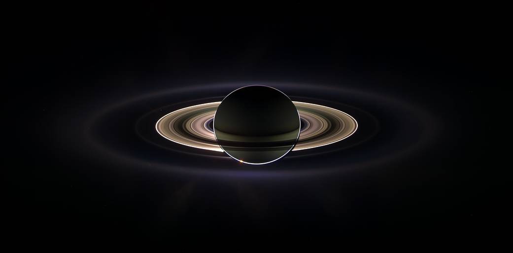 Saturno visto de longe